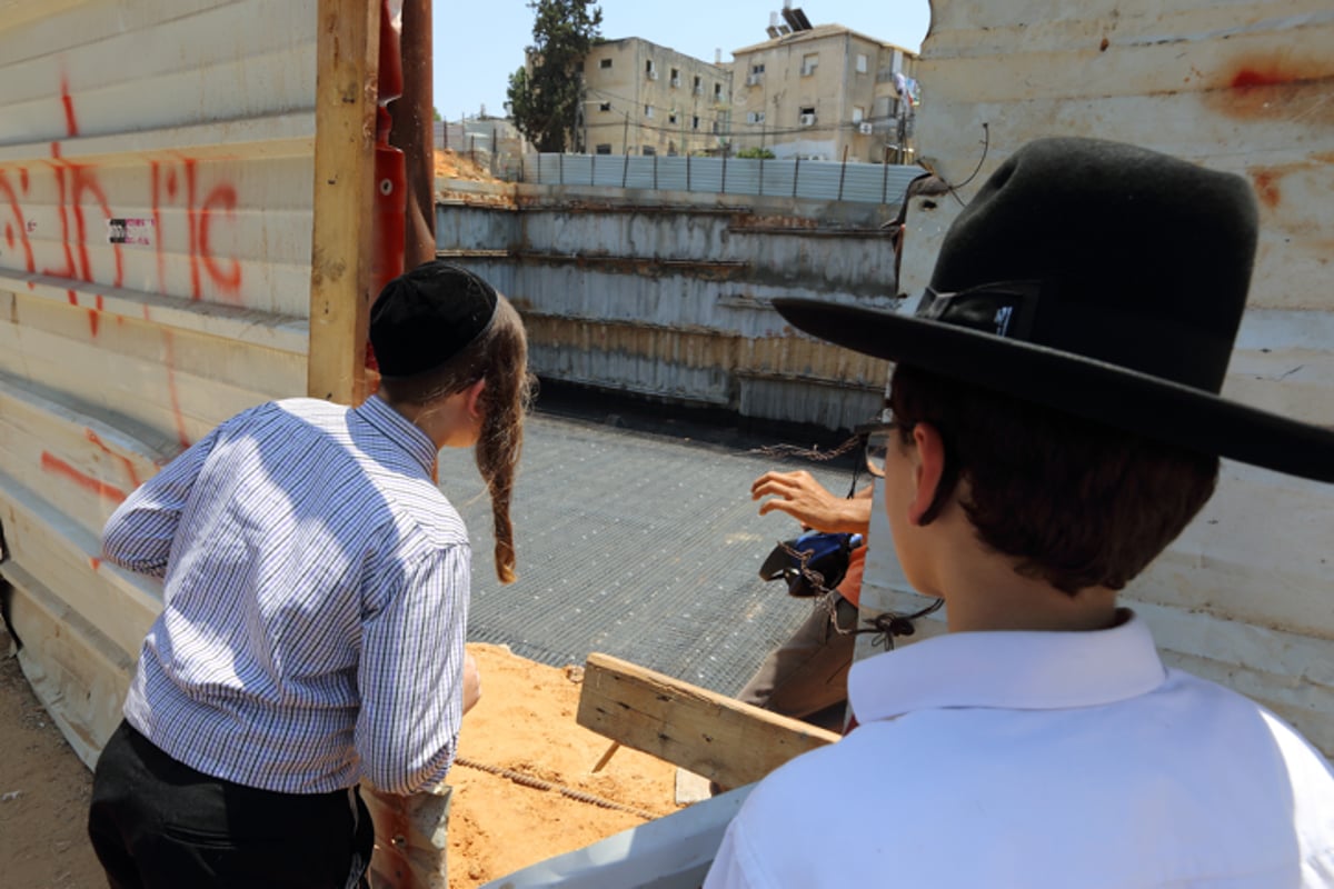 יציקה לבניין במעמד האדמו"ר | תיעוד