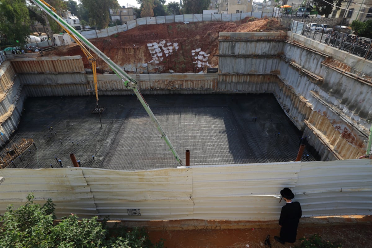 יציקה לבניין במעמד האדמו"ר | תיעוד