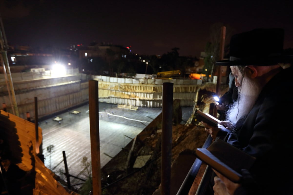 יציקה לבניין במעמד האדמו"ר | תיעוד