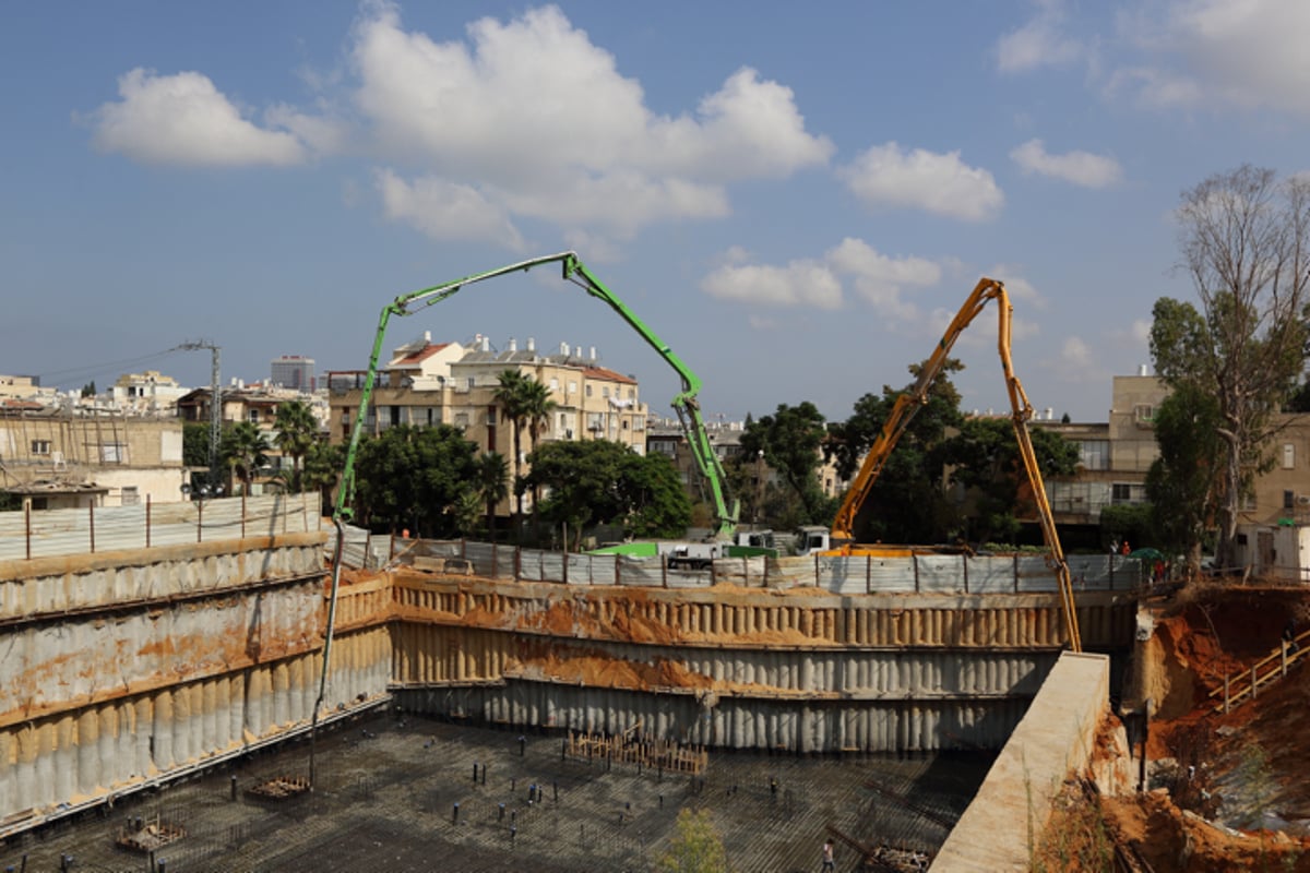 יציקה לבניין במעמד האדמו"ר | תיעוד