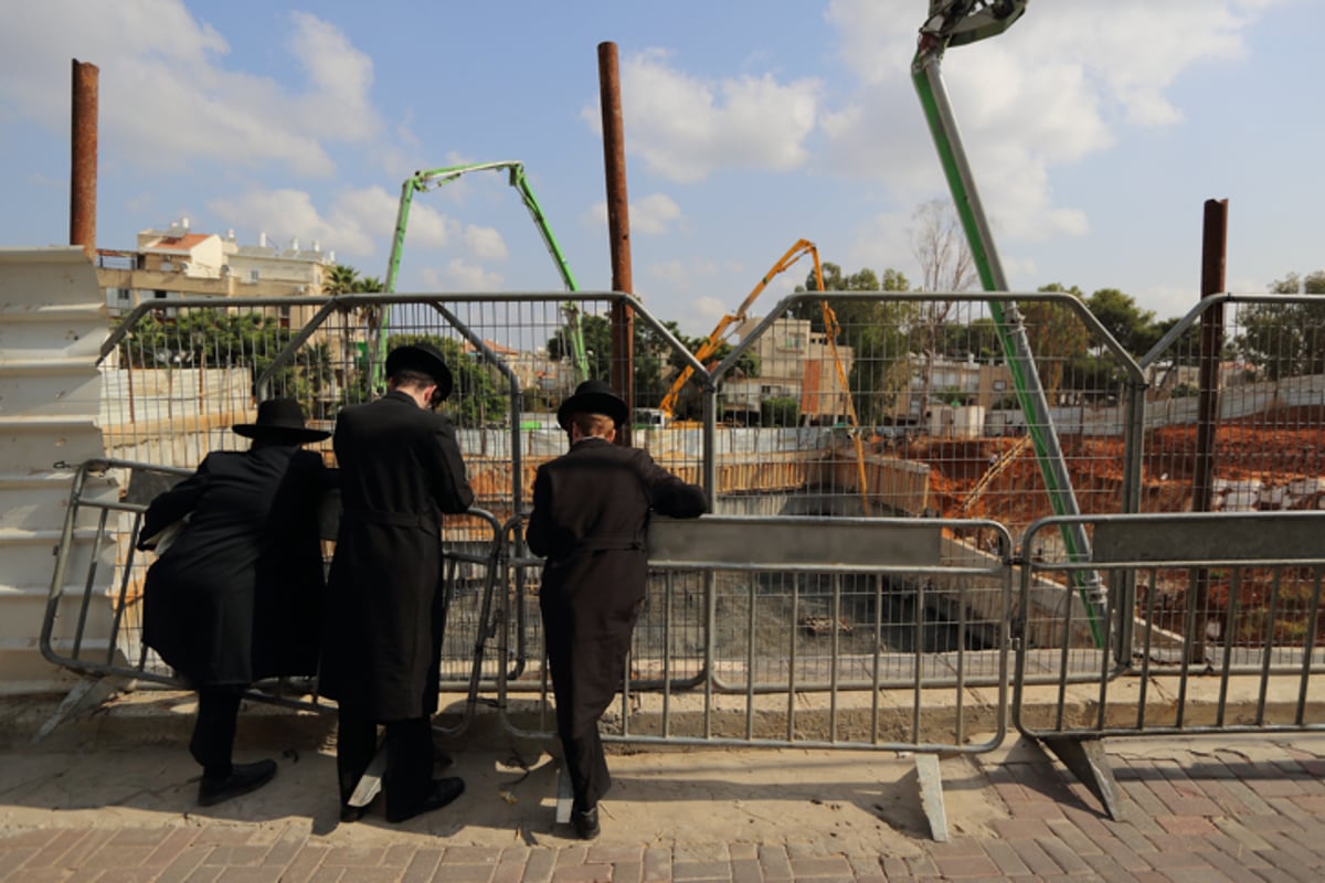 יציקה לבניין במעמד האדמו"ר | תיעוד