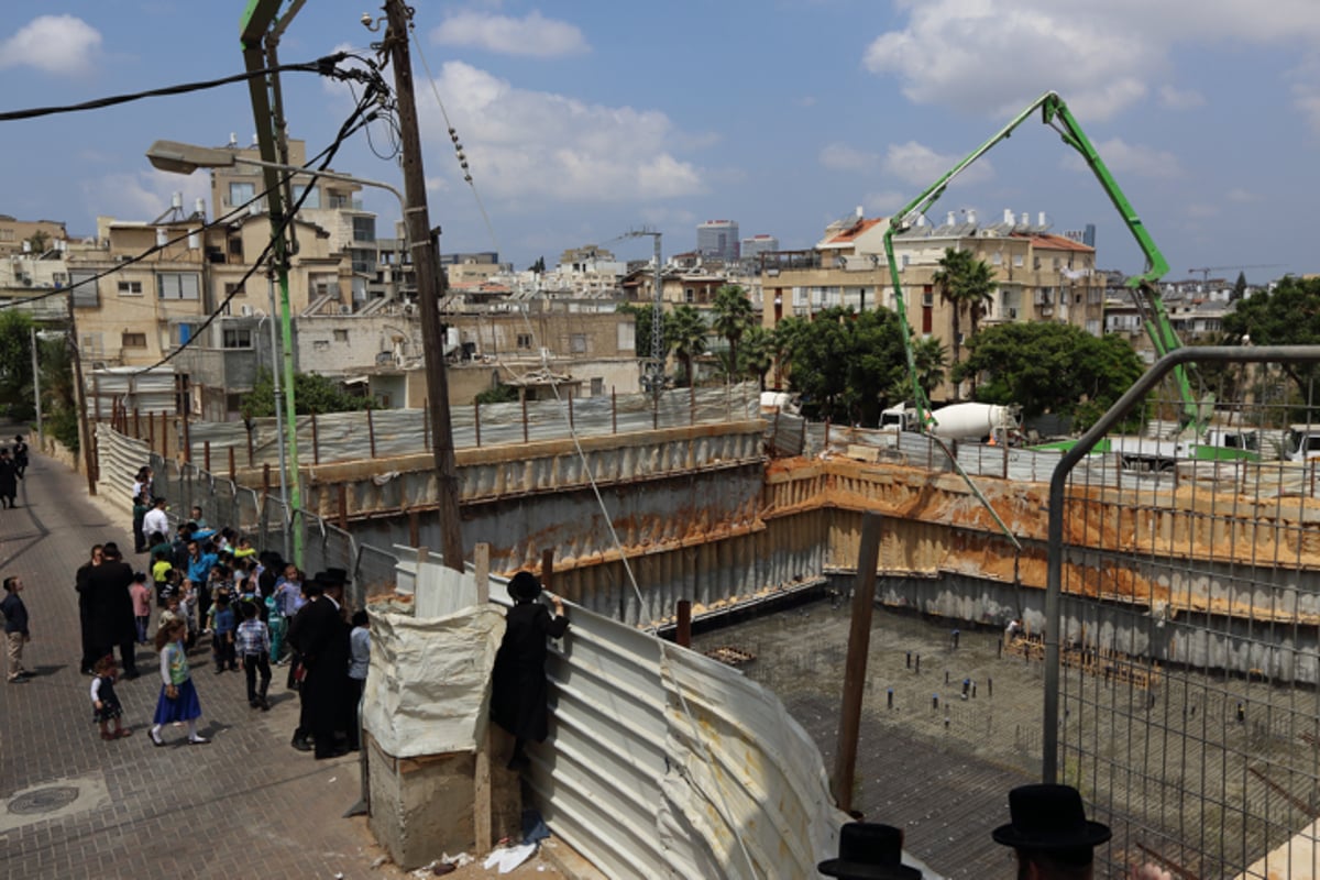 יציקה לבניין במעמד האדמו"ר | תיעוד