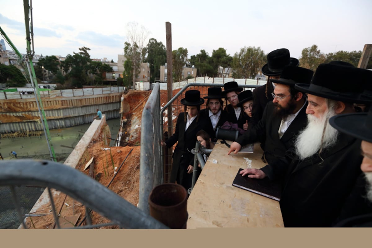 יציקה לבניין במעמד האדמו"ר | תיעוד