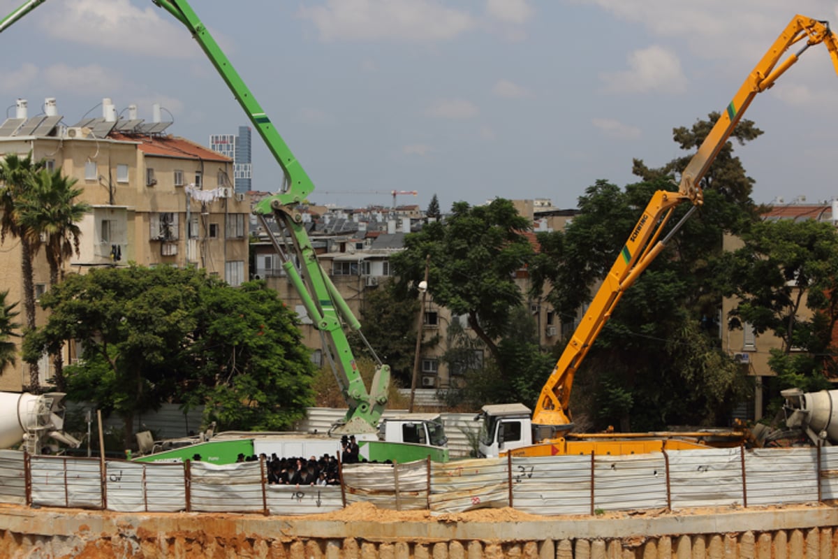 יציקה לבניין במעמד האדמו"ר | תיעוד