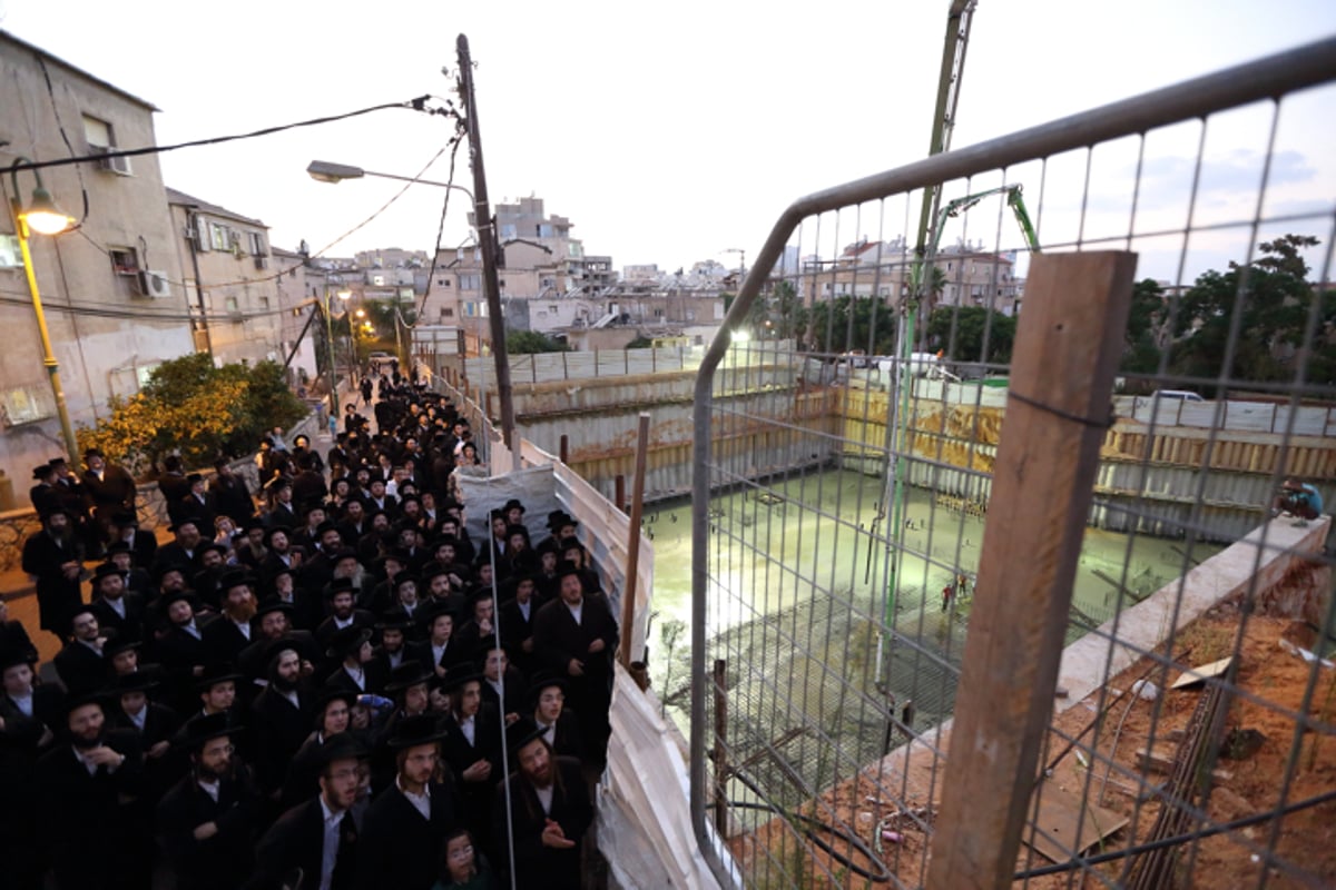 יציקה לבניין במעמד האדמו"ר | תיעוד