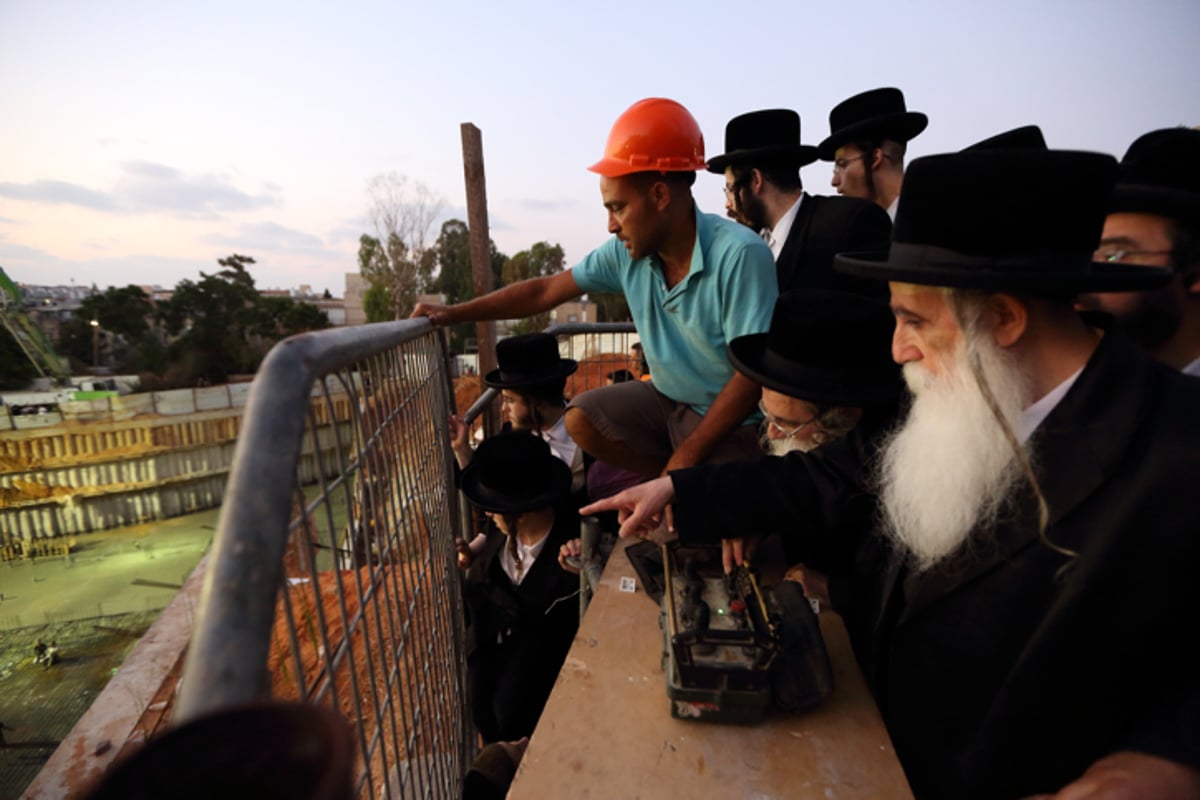 יציקה לבניין במעמד האדמו"ר | תיעוד