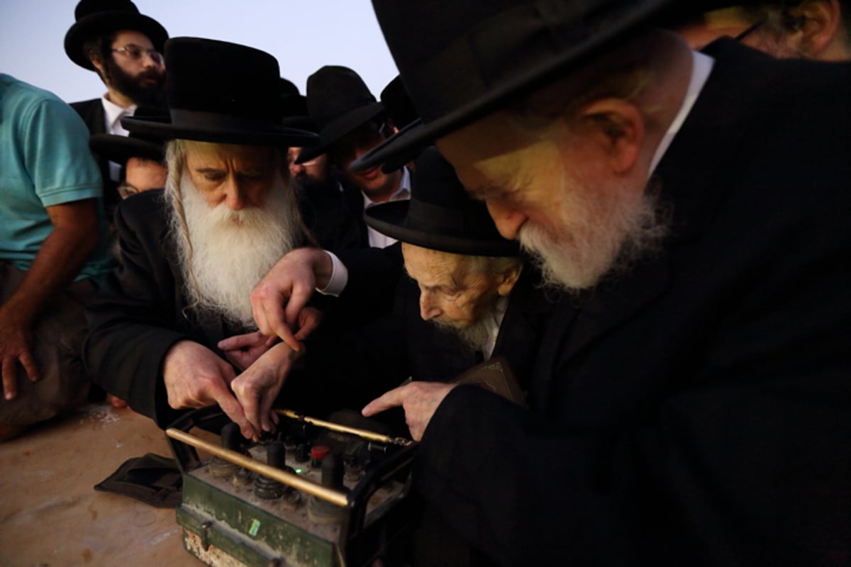 יציקה לבניין במעמד האדמו"ר | תיעוד