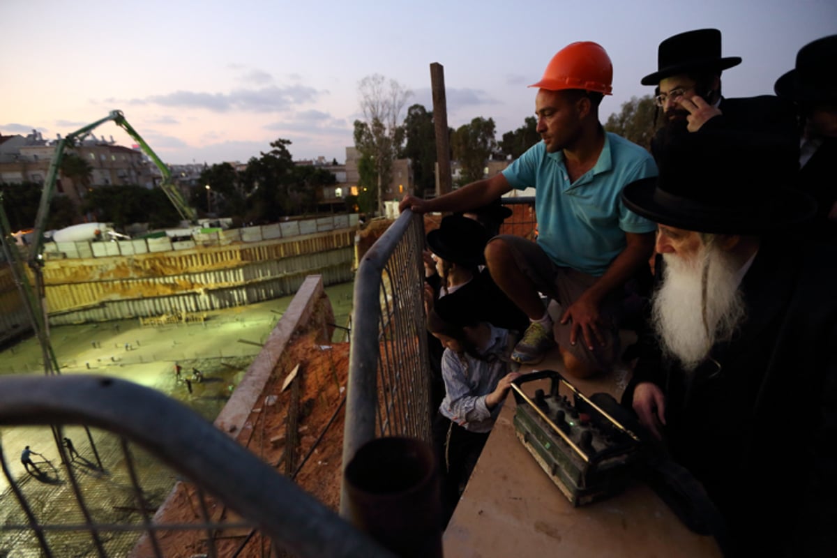 יציקה לבניין במעמד האדמו"ר | תיעוד