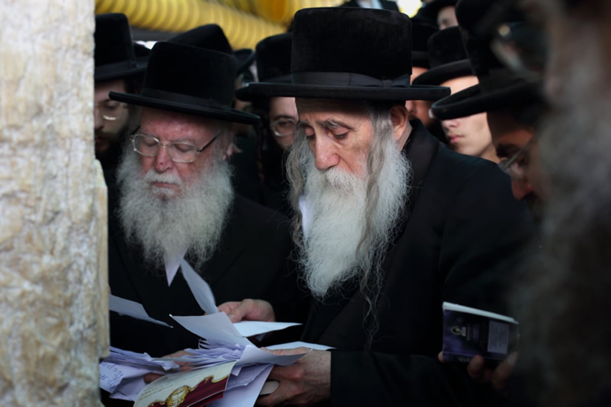 יציקה לבניין במעמד האדמו"ר | תיעוד