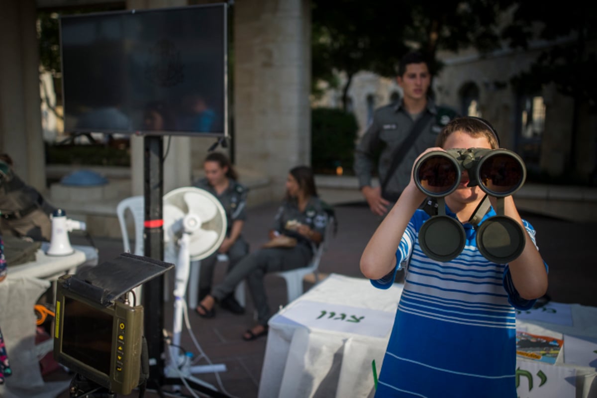 שוטרים וחרדים: ההצגה של המשטרה • צפו