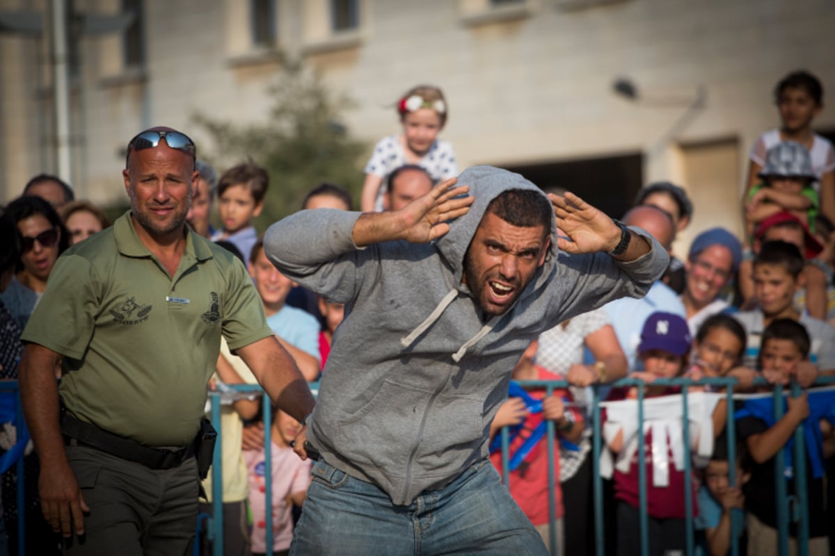 שוטרים וחרדים: ההצגה של המשטרה • צפו