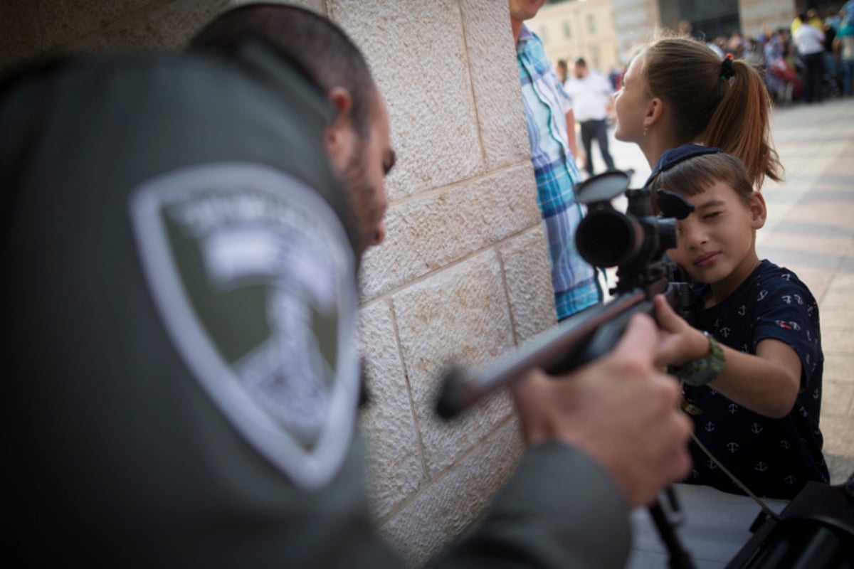 שוטרים וחרדים: ההצגה של המשטרה • צפו