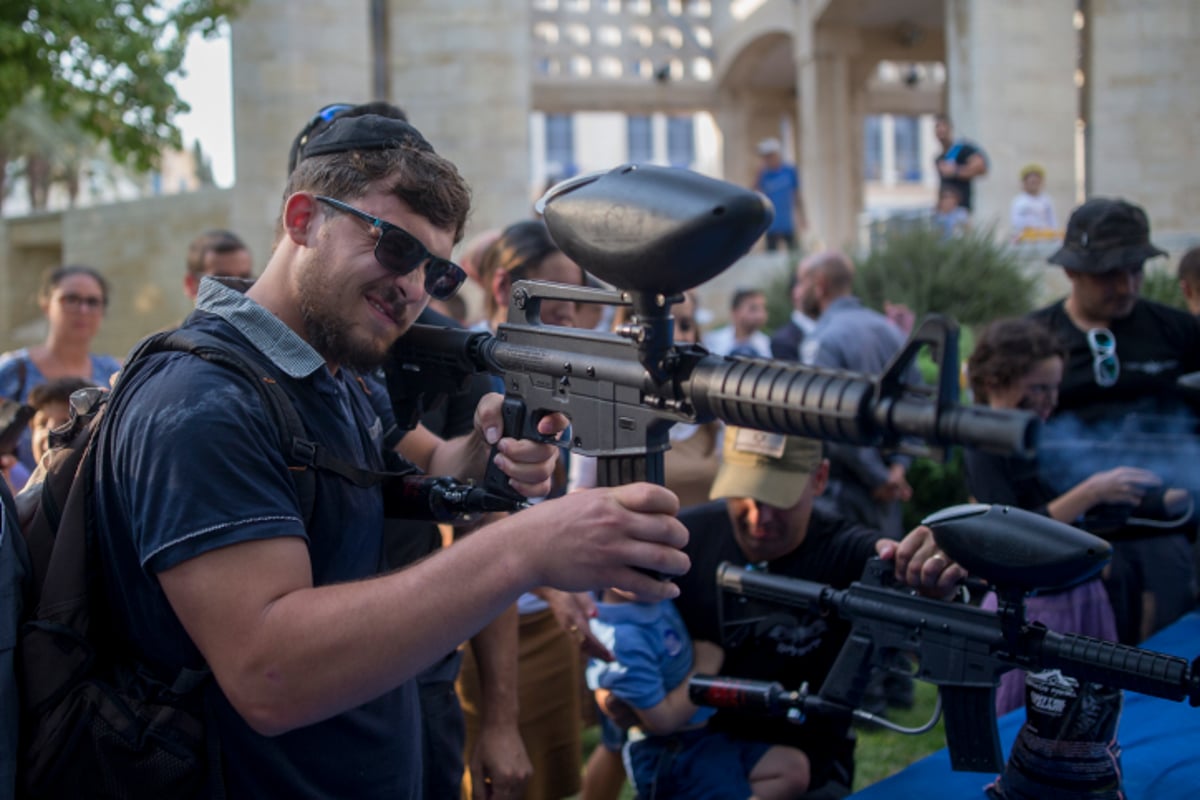 שוטרים וחרדים: ההצגה של המשטרה • צפו