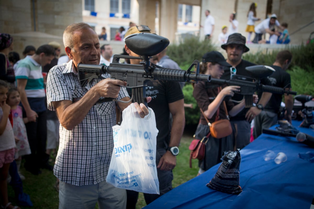 שוטרים וחרדים: ההצגה של המשטרה • צפו