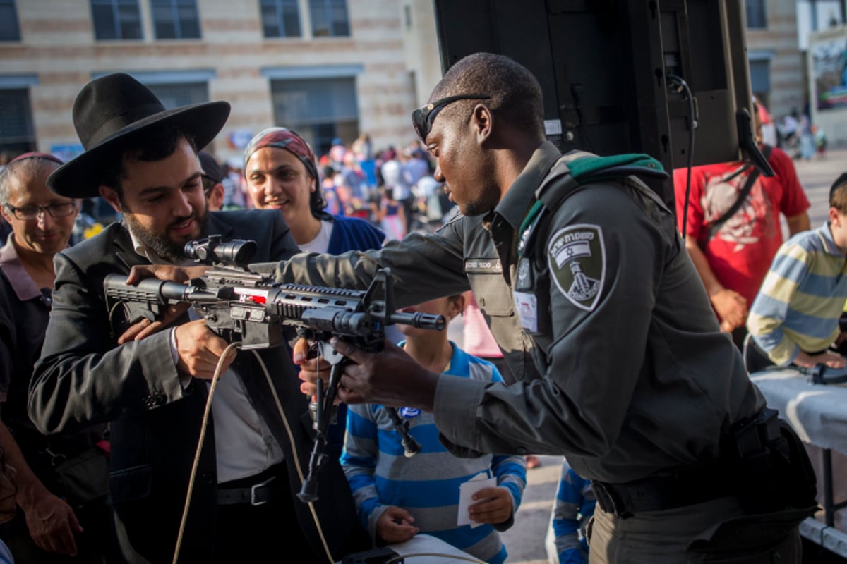 שוטרים וחרדים: ההצגה של המשטרה • צפו