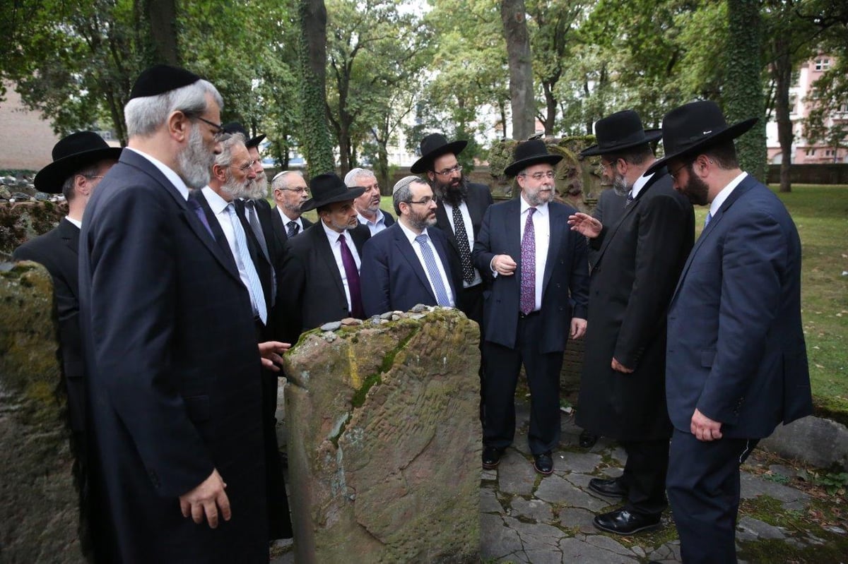 תיעוד: הרב אביחי אפל הוכתר לרבה של פרנקפורט