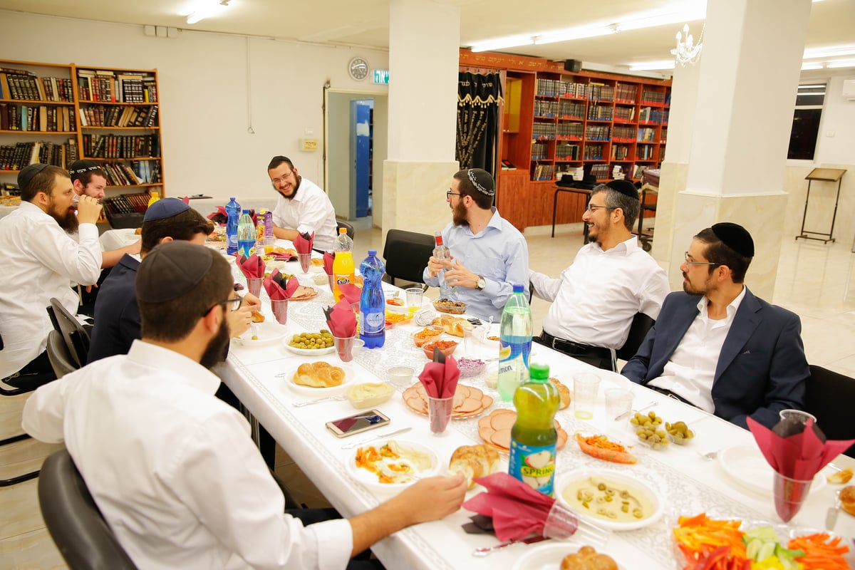 צפו: בעלי המנגנים החב"דיים בהתוועדות חסידית