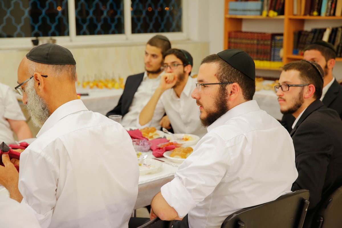 צפו: בעלי המנגנים החב"דיים בהתוועדות חסידית