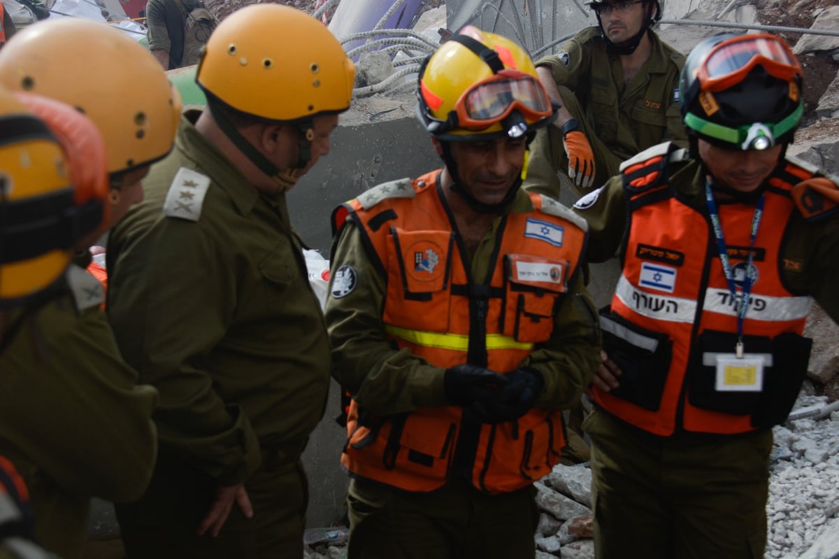 הרמטכ"ל גדי איזנקוט ביקר בחניון שקרס. צפו