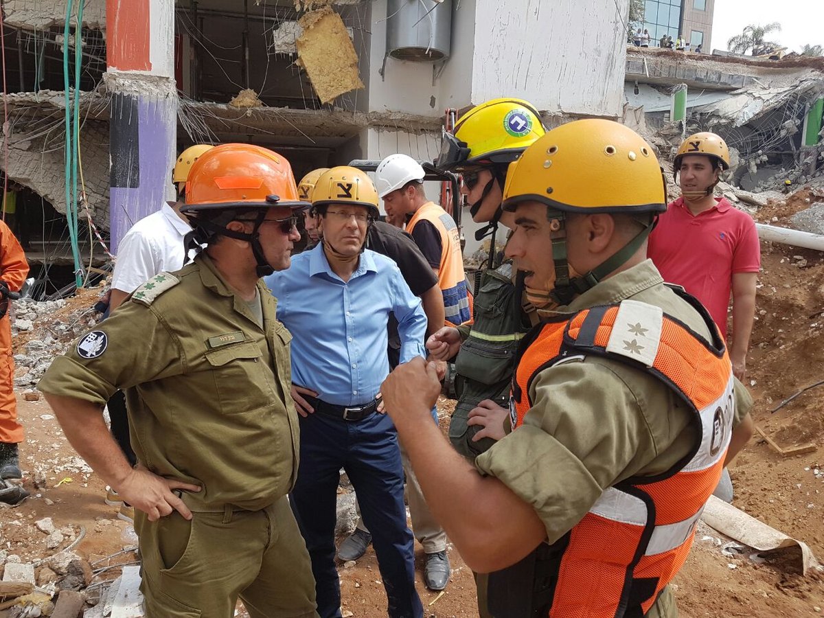 ח"כ יצחק הרצוג בחניון שקרס: לא נגמלנו מתרבות החפיף