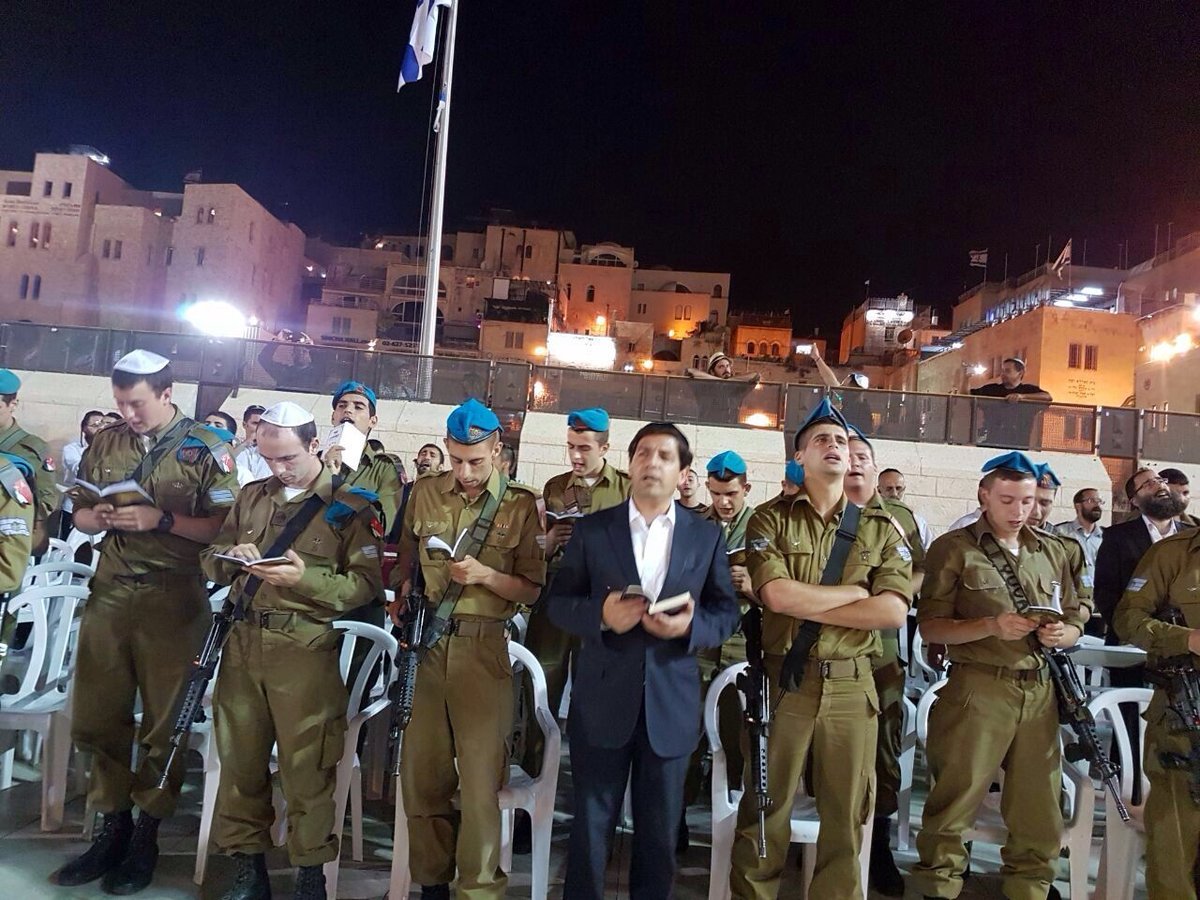 תיעוד: חיל התותחנים ורב הסלבס בסליחות בכותל