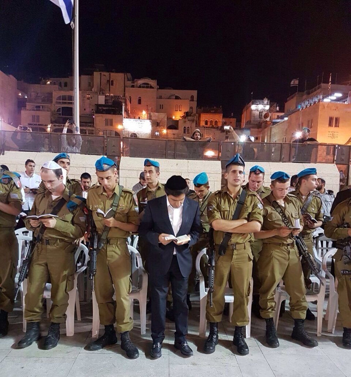 תיעוד: חיל התותחנים ורב הסלבס בסליחות בכותל