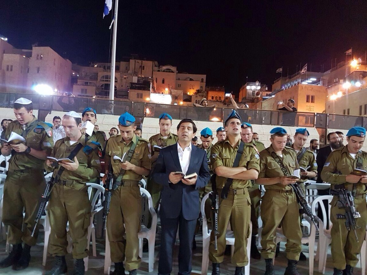 תיעוד: חיל התותחנים ורב הסלבס בסליחות בכותל