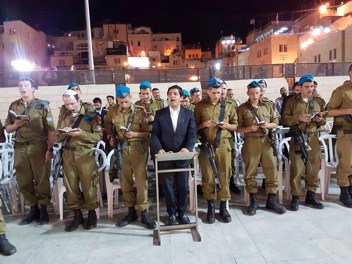 תיעוד: חיל התותחנים ורב הסלבס בסליחות בכותל