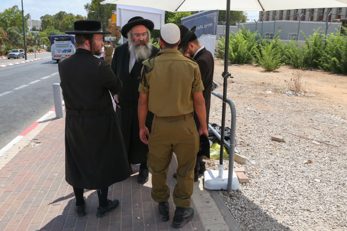 גלריה: פעילות נגד גיוס חרדים בכניסה לבקו"ם