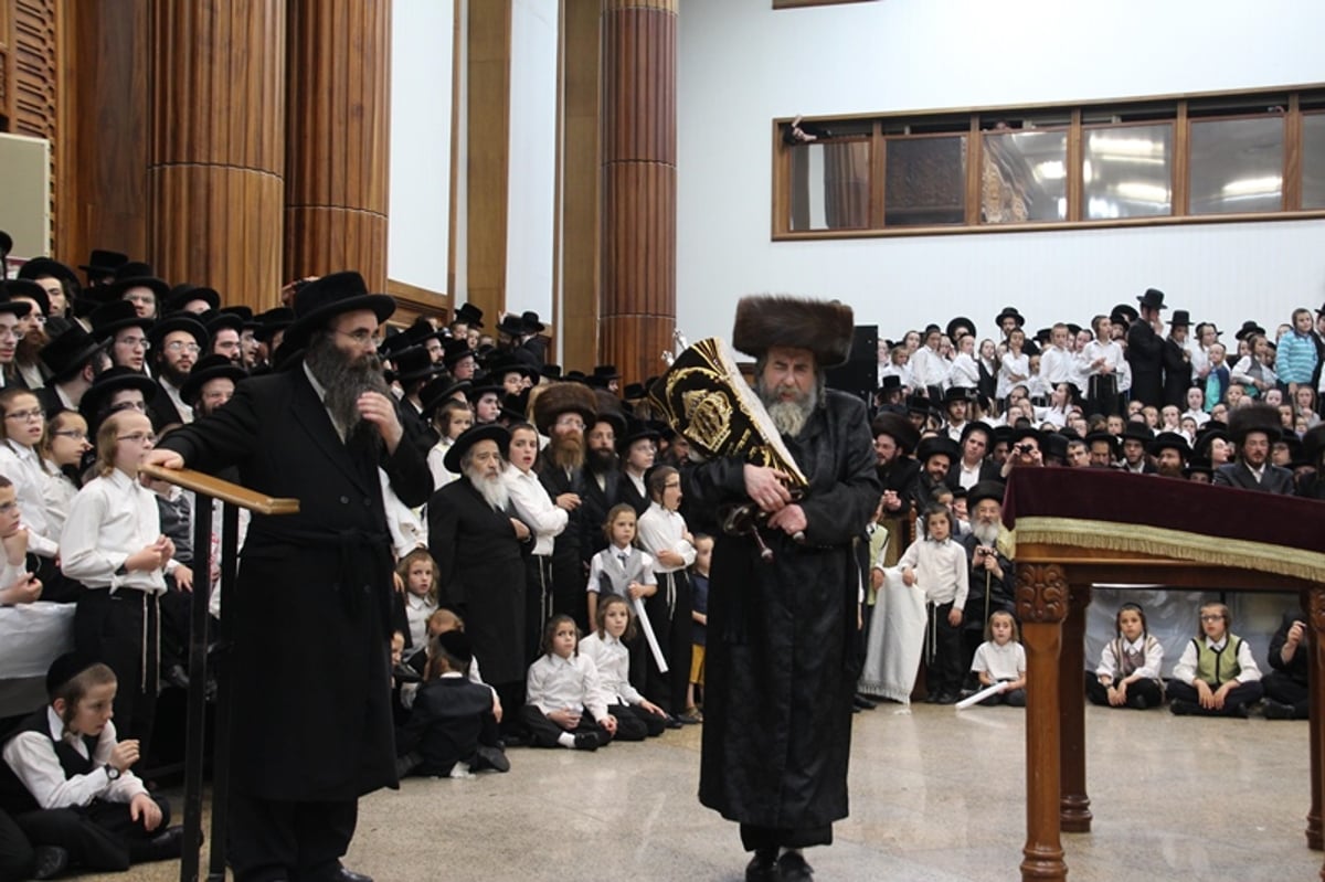 תיעוד: רחמסטריווקא חגגה עם ספר התורה החדש