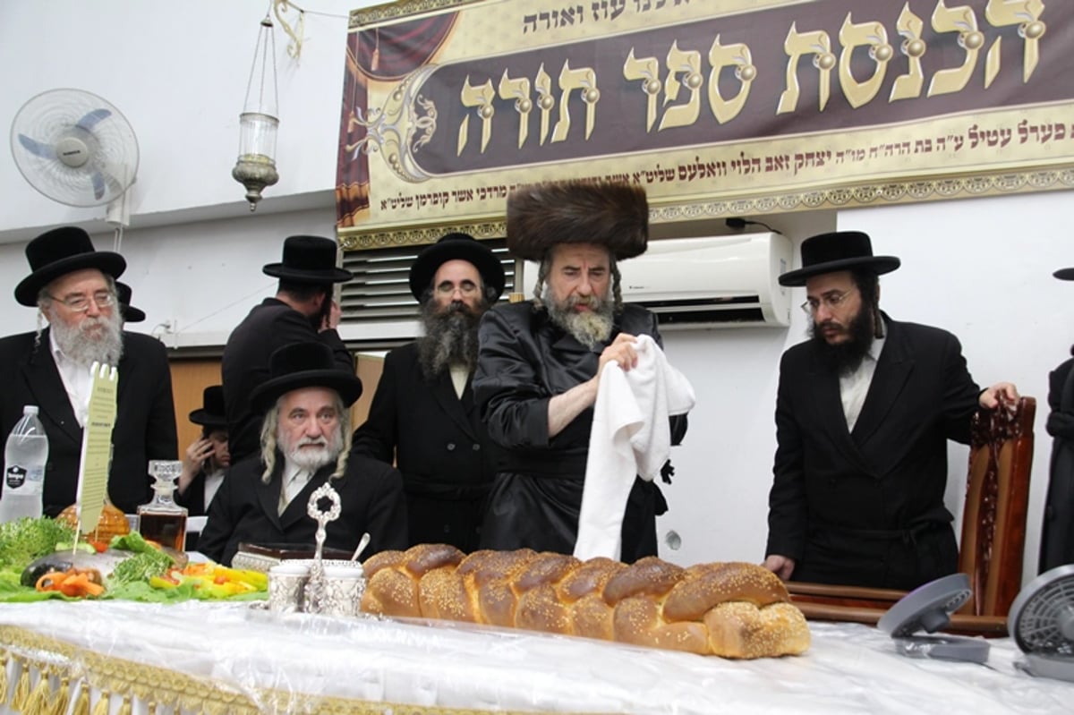 תיעוד: רחמסטריווקא חגגה עם ספר התורה החדש