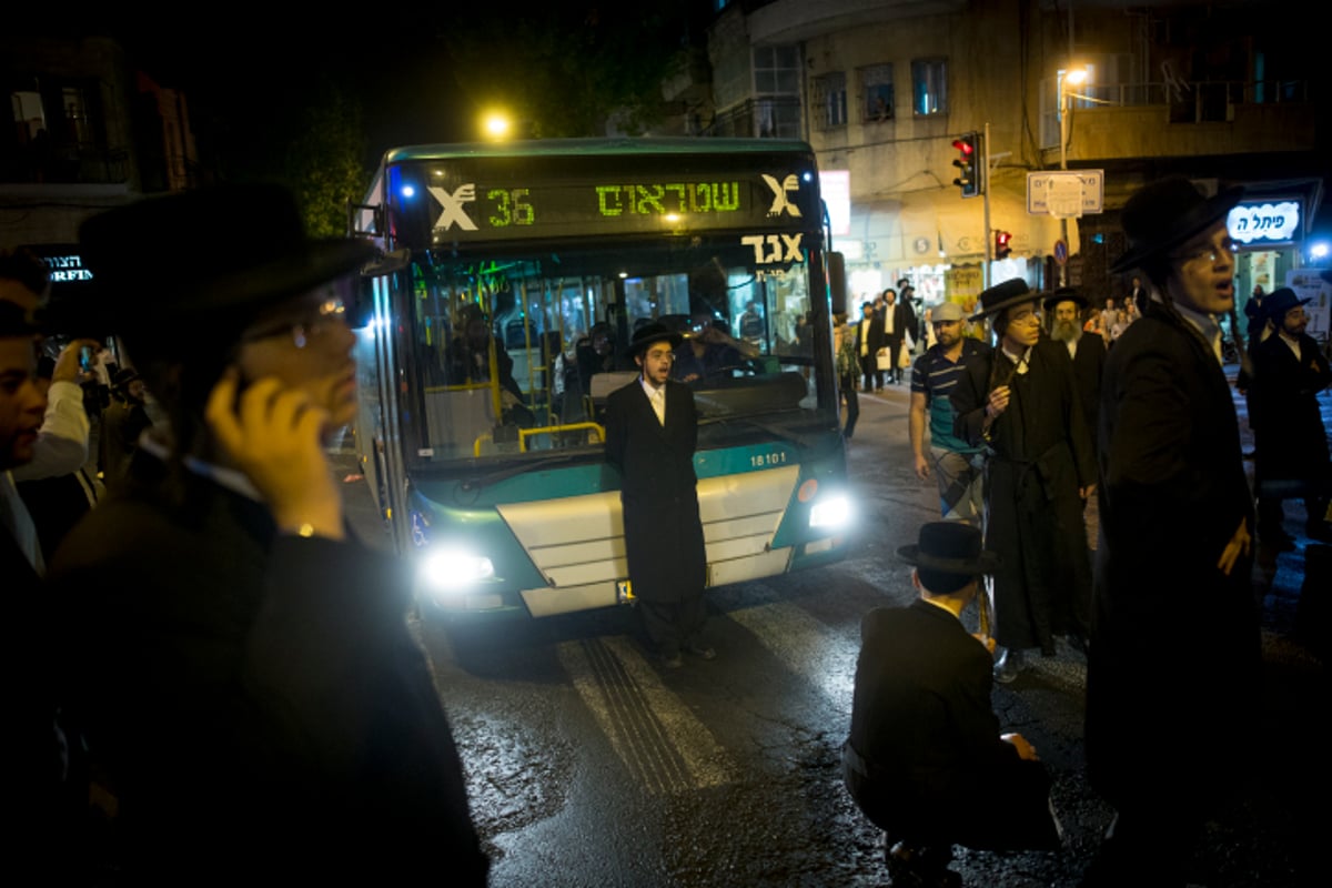 תיעוד: עשרות הפגינו נגד מעצר תוקף הרב הבלין