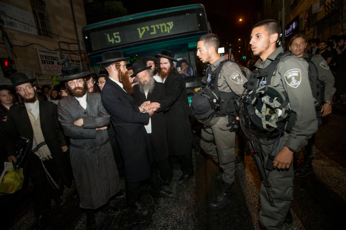 תיעוד: עשרות הפגינו נגד מעצר תוקף הרב הבלין