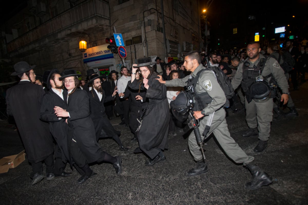 תיעוד: עשרות הפגינו נגד מעצר תוקף הרב הבלין