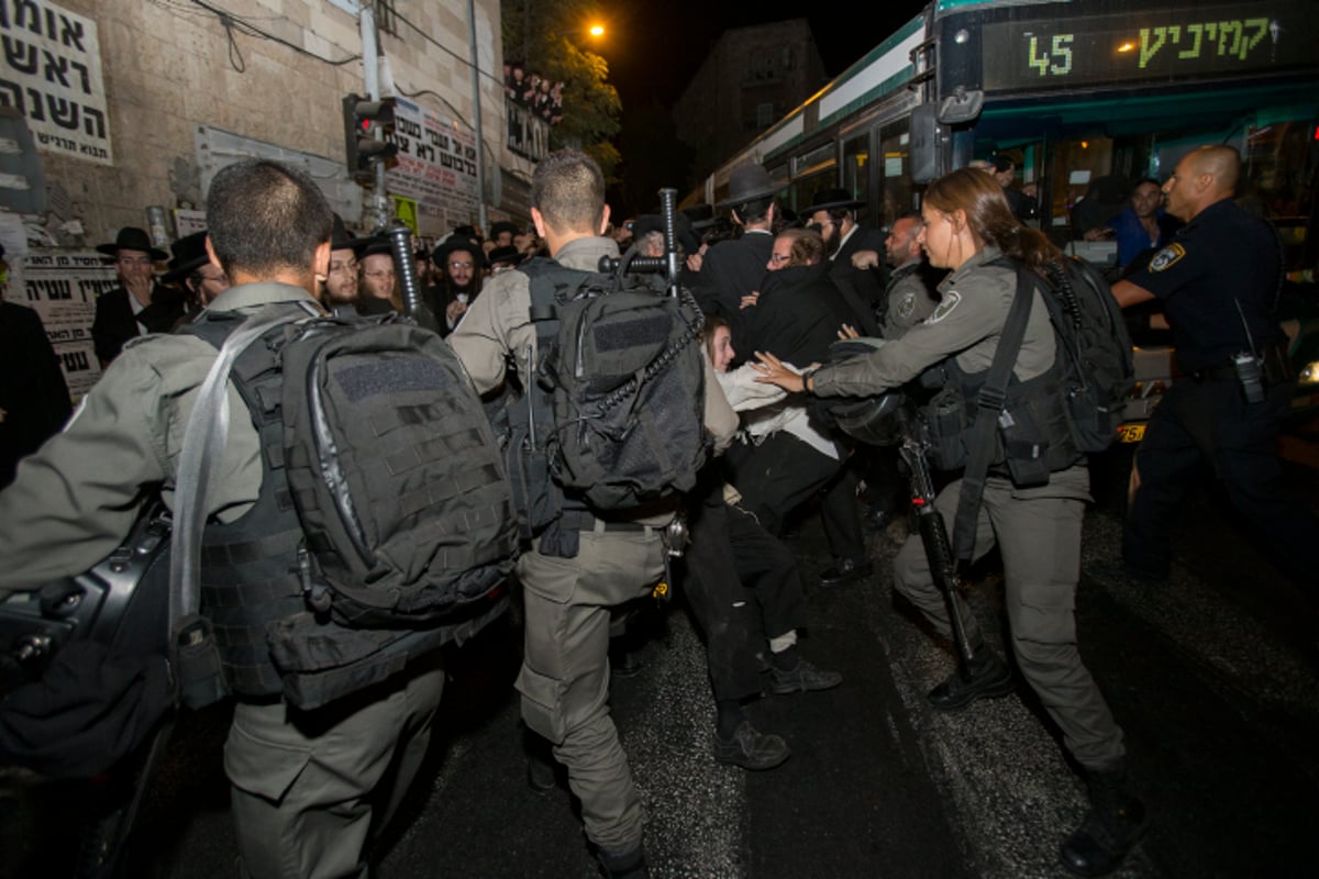 תיעוד: עשרות הפגינו נגד מעצר תוקף הרב הבלין