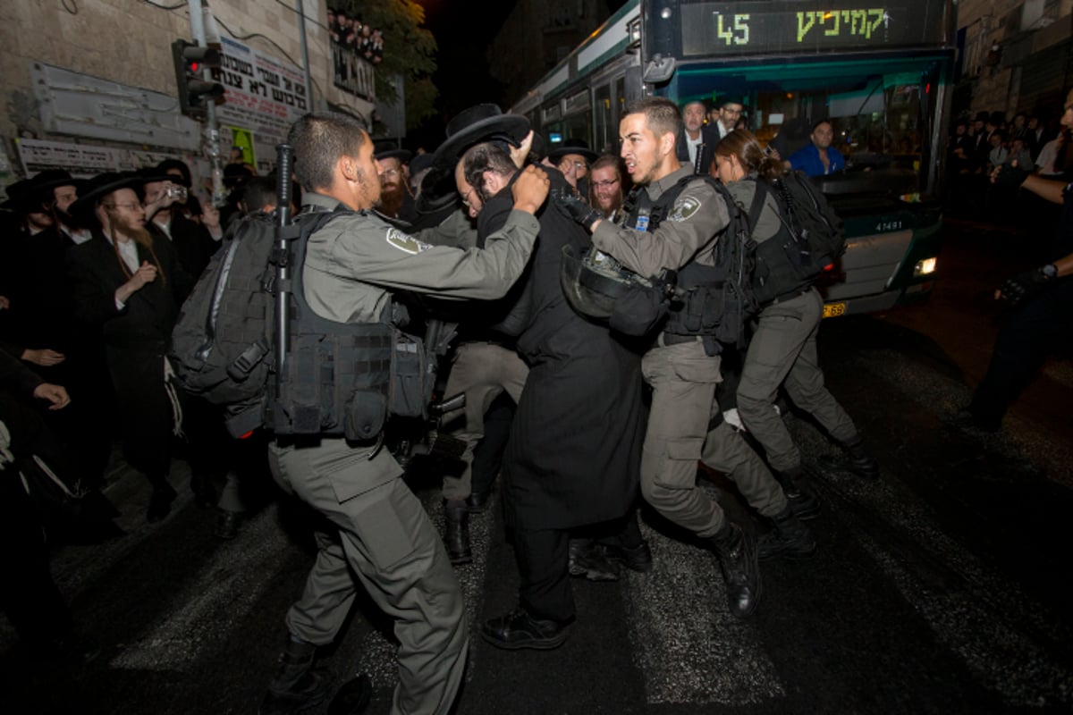 תיעוד: עשרות הפגינו נגד מעצר תוקף הרב הבלין