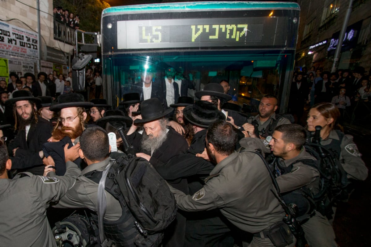 תיעוד: עשרות הפגינו נגד מעצר תוקף הרב הבלין