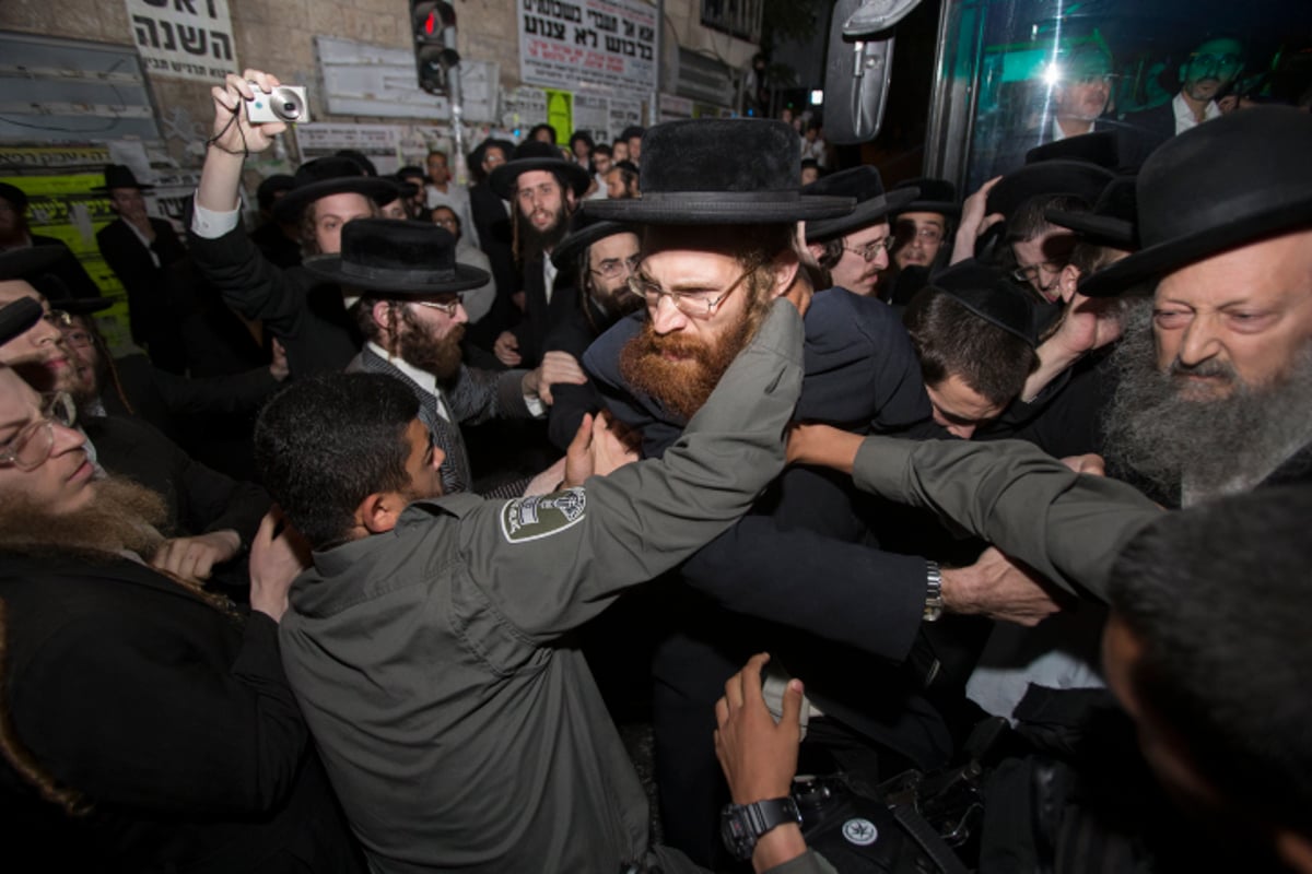 תיעוד: עשרות הפגינו נגד מעצר תוקף הרב הבלין