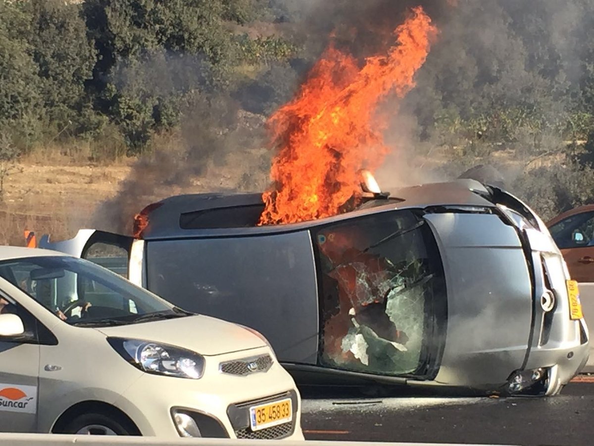 הרכב שהתהפך ועלה באש