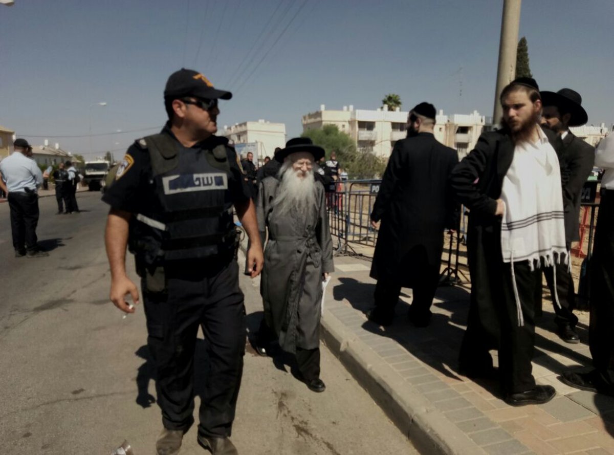 צפו: הפגנת 'העדה' נגד הרב החב"די