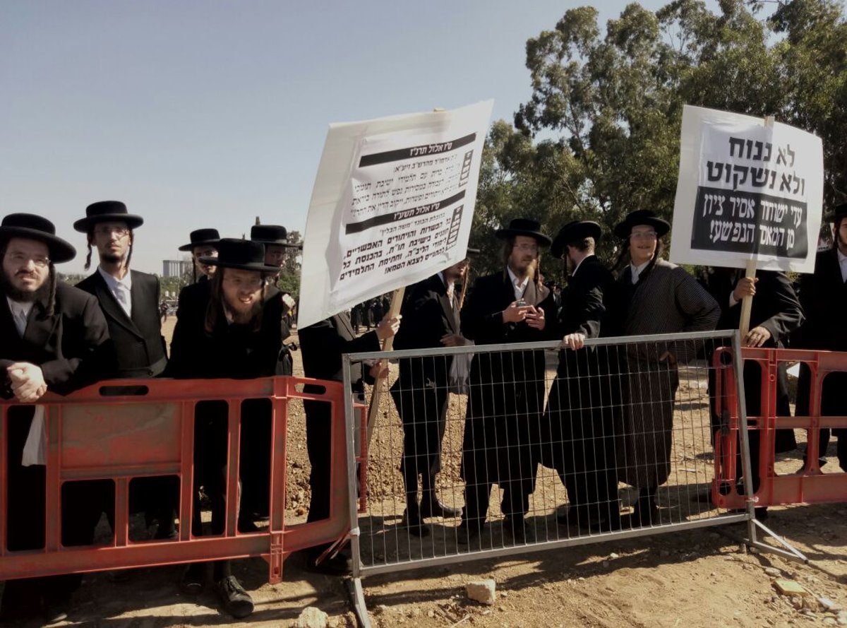 צפו: הפגנת 'העדה' נגד הרב החב"די