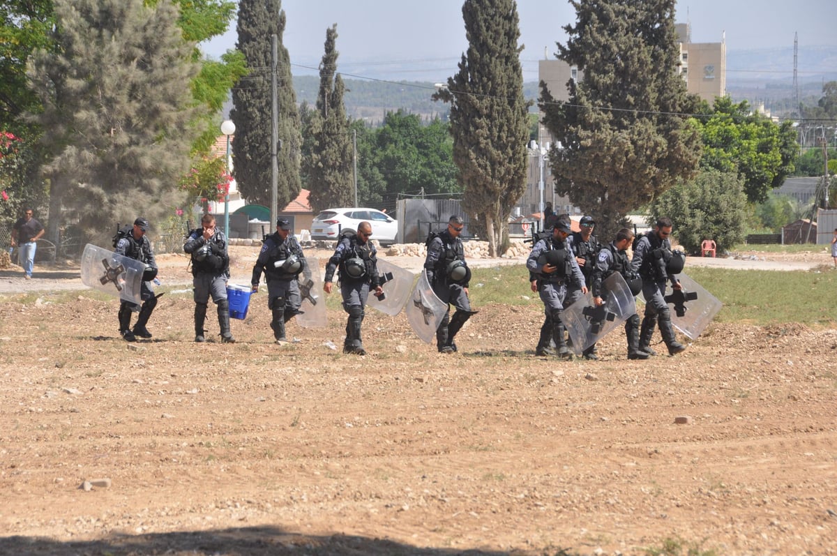 השוטרים, השופרות והמחאה | צפו בתיעוד מהפגנת 'העדה'