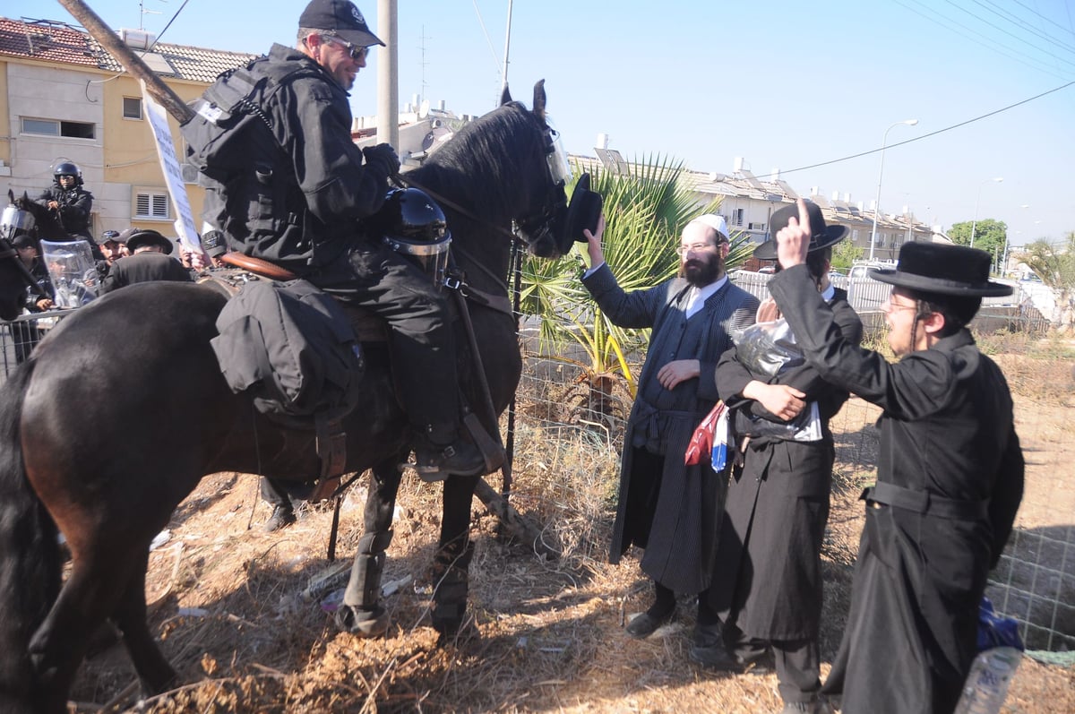 השוטרים, השופרות והמחאה | צפו בתיעוד מהפגנת 'העדה'