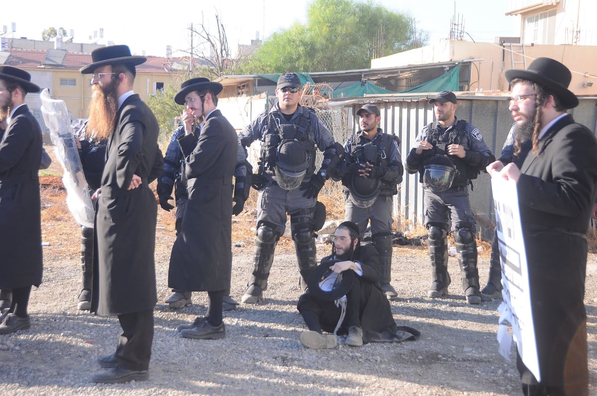 השוטרים, השופרות והמחאה | צפו בתיעוד מהפגנת 'העדה'