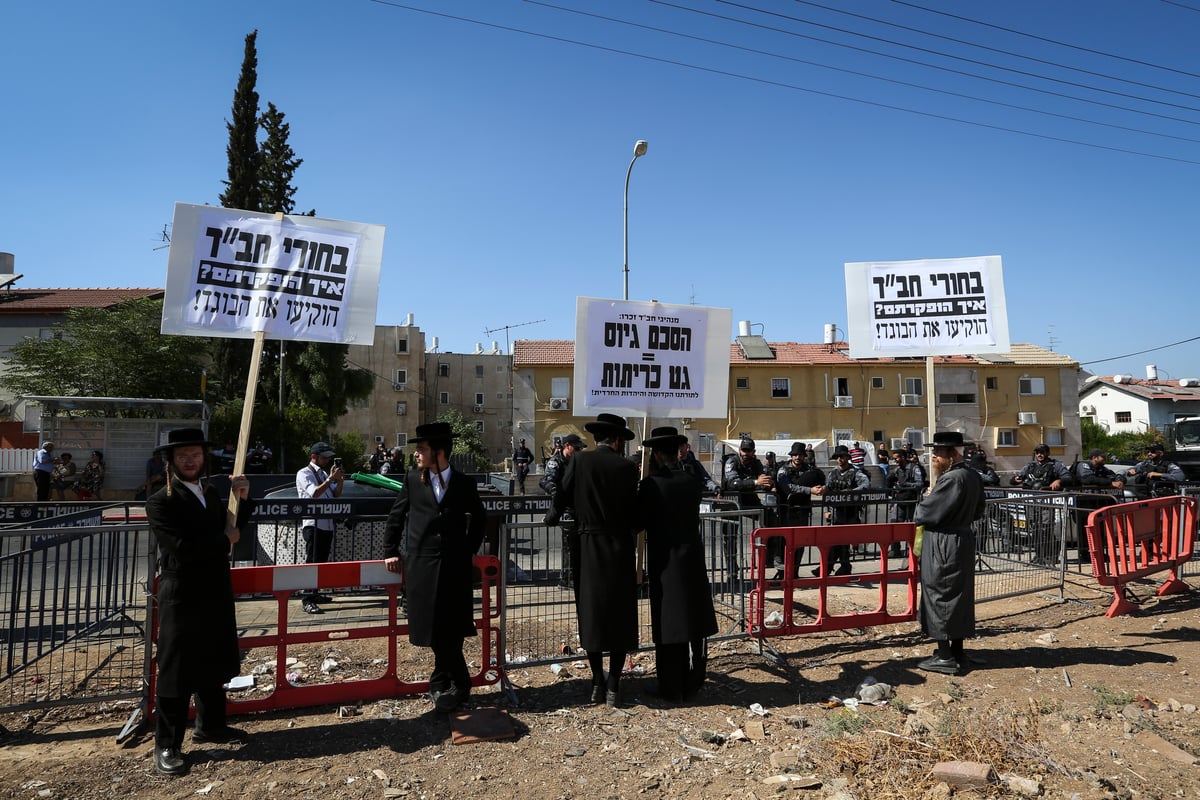 צפו בתמונות: ה"מיני-הפגנה" של העדה החרדית מול בית הרב הבלין