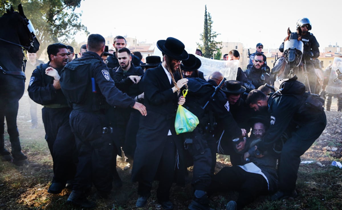 צפו בתמונות: ה"מיני-הפגנה" של העדה החרדית מול בית הרב הבלין