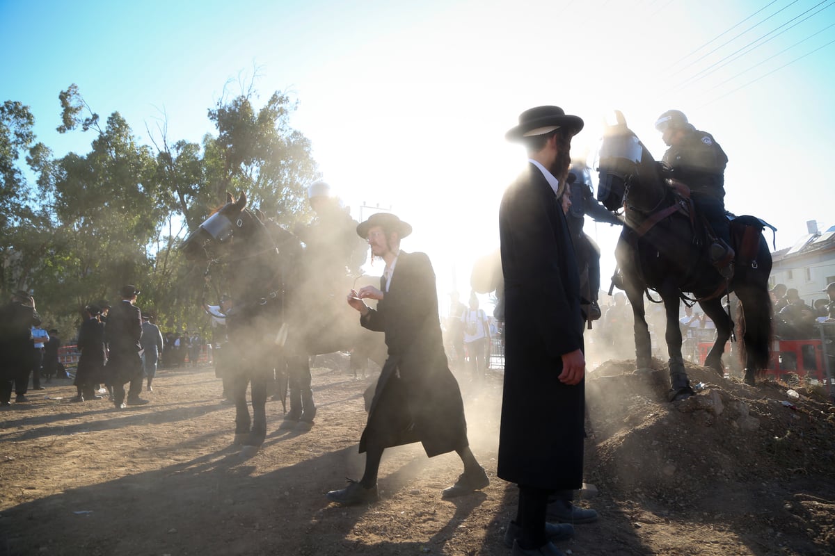 צפו בתמונות: ה"מיני-הפגנה" של העדה החרדית מול בית הרב הבלין