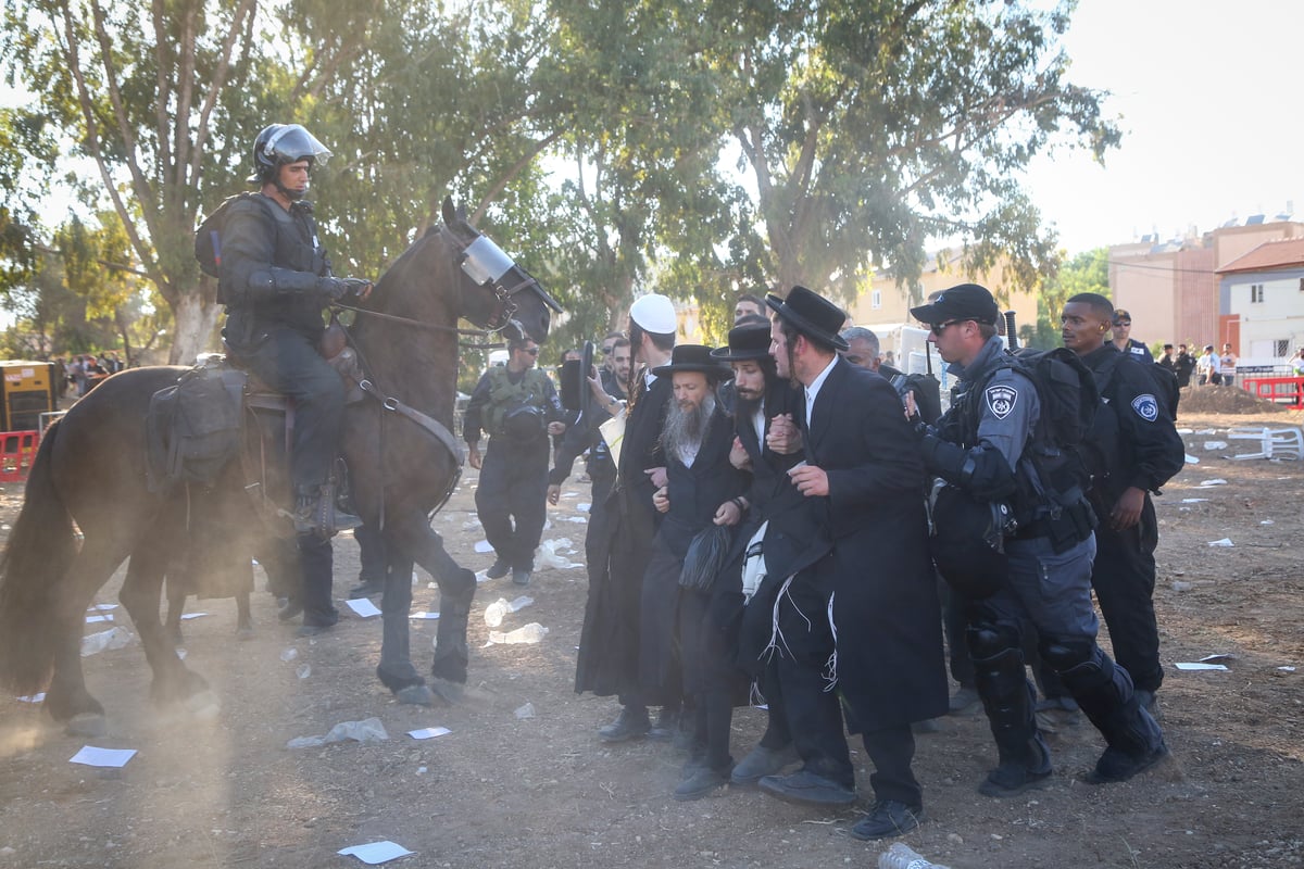 צפו בתמונות: ה"מיני-הפגנה" של העדה החרדית מול בית הרב הבלין