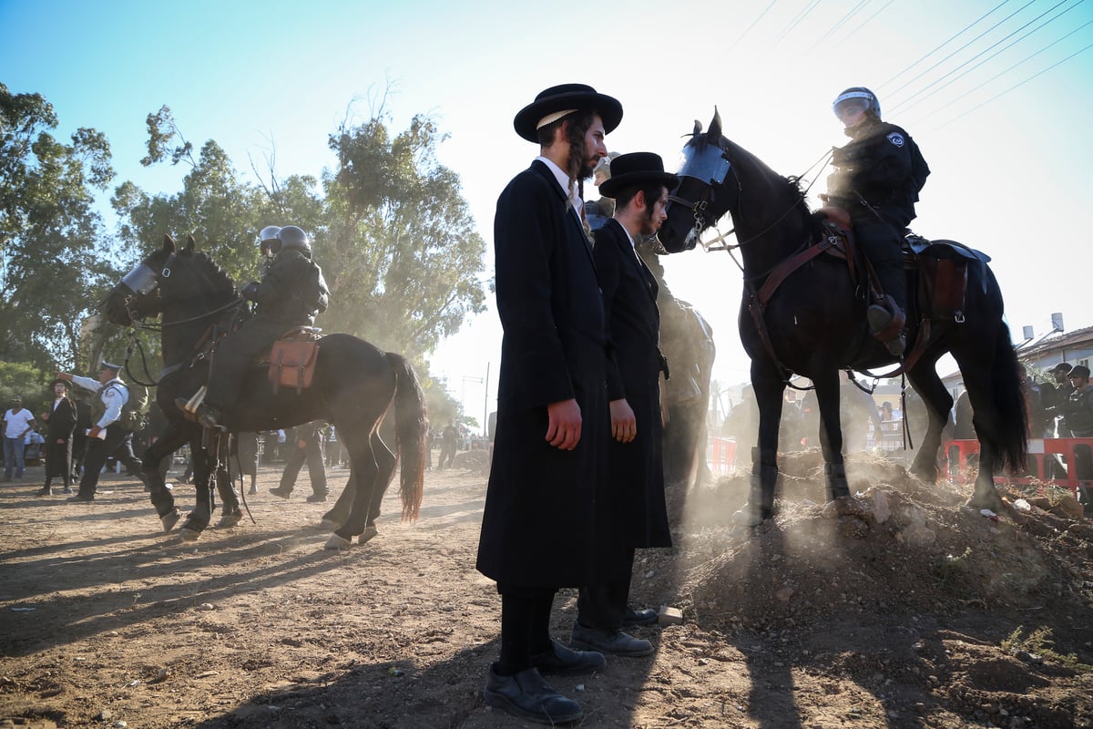 צפו בתמונות: ה"מיני-הפגנה" של העדה החרדית מול בית הרב הבלין