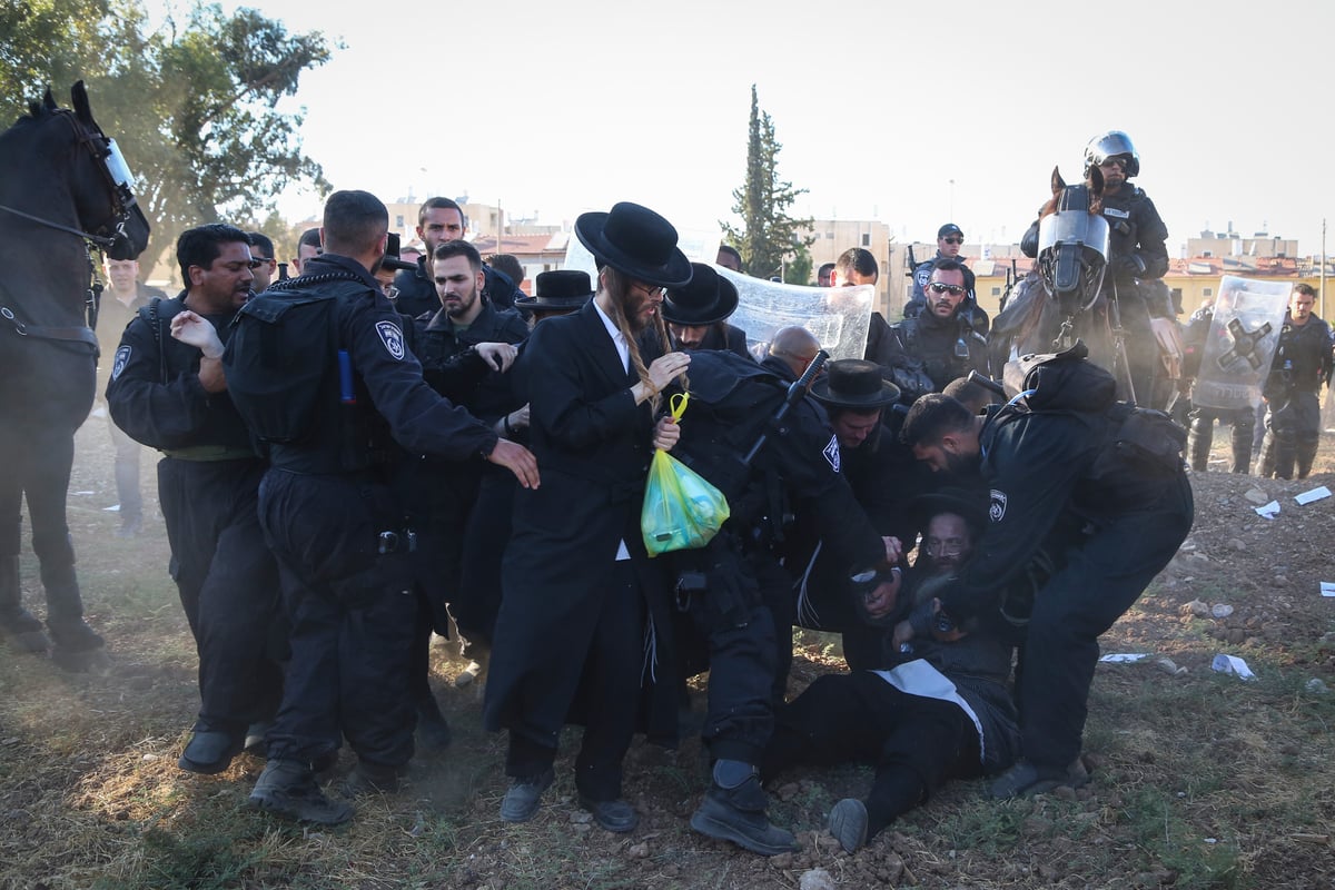 צפו בתמונות: ה"מיני-הפגנה" של העדה החרדית מול בית הרב הבלין